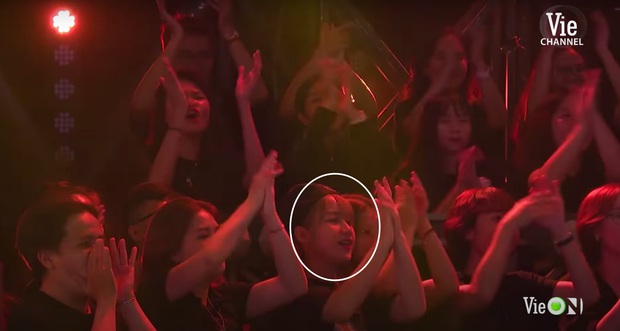 Anh quay phim của Rap Việt đổi crush, lần này là em gái tóc vàng với nụ cười siêu xinh - Ảnh 3.