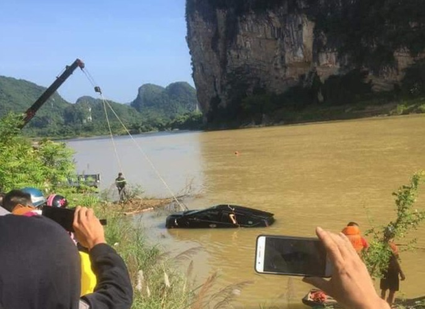  Phát hiện 3 người tử vong trong xe ôtô 7 chỗ rơi xuống sông  - Ảnh 2.