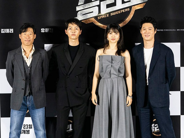 Ngọc nữ mới của Song Joong Ki đụng hàng với Rosé: Không so bì nhan sắc nhưng riêng cách mix đồ đã thua xa - Ảnh 1. Ngọc nữ mới của Song Joong Ki đụng hàng với Rosé: Không so bì nhan sắc nhưng riêng cách mix đồ đã thua xa - Ảnh 1.