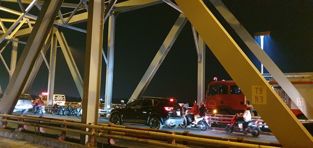 Vụ nam thanh niên nhảy cầu Chương Dương rồi vẫy tay cầu cứu: Say rượu, rơi trúng bãi lau sậy thoát chết - Ảnh 1.