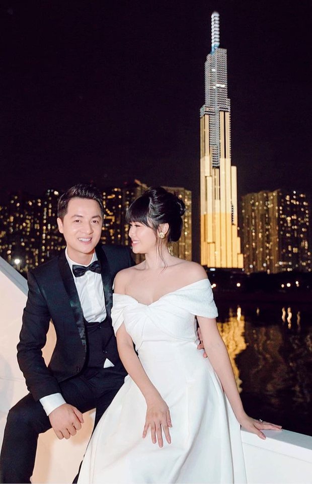 Vợ chồng Đăng Khôi khoá môi ngọt tan chảy, sang chảnh lên đồ dự tiệc cùng hội bạn đại gia trên du thuyền - Ảnh 3. Vợ chồng Đăng Khôi khoá môi ngọt tan chảy, sang chảnh lên đồ dự tiệc cùng hội bạn đại gia trên du thuyền - Ảnh 3.