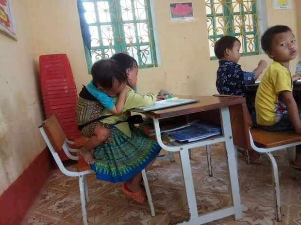 Câu chuyện phía sau bức ảnh em nhỏ 7 tuổi ở Yên Bái địu em trai 20 tháng cùng đến lớp học - Ảnh 1. Câu chuyện phía sau bức ảnh em nhỏ 7 tuổi ở Yên Bái địu em trai 20 tháng cùng đến lớp học - Ảnh 1.