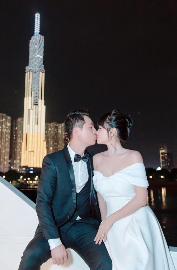 Vợ chồng Đăng Khôi khoá môi ngọt tan chảy, sang chảnh lên đồ dự tiệc cùng hội bạn đại gia trên du thuyền - Ảnh 4. Vợ chồng Đăng Khôi khoá môi ngọt tan chảy, sang chảnh lên đồ dự tiệc cùng hội bạn đại gia trên du thuyền - Ảnh 4.
