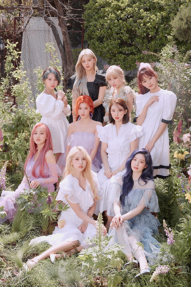 Xem ảnh teaser mới của TWICE mà phát điên với designer nhà JYP: Chụp y chang thời More & More, hình đẹp nhất lại để đen trắng! - Ảnh 4. Xem ảnh teaser mới của TWICE mà phát điên với designer nhà JYP: Chụp y chang thời More & More, hình đẹp nhất lại để đen trắng! - Ảnh 4.