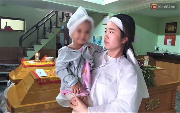 Đôi vợ chồng tử vong vì nước lũ, con gái 2 tuổi ngơ ngác trong đám tang: Thôn nghèo hôm nay nhiều người khóc quá... - Ảnh 3.