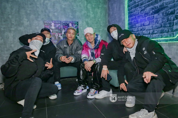 1 ngày sau khi bị loại, Binz rủ rê 16 Typh cùng rap Bigcityboi trên sân khấu, nguyên dàn thí sinh Rap Việt bất ngờ đến chung vui! - Ảnh 3. 1 ngày sau khi bị loại, Binz rủ rê 16 Typh cùng rap Bigcityboi trên sân khấu, nguyên dàn thí sinh Rap Việt bất ngờ đến chung vui! - Ảnh 3.