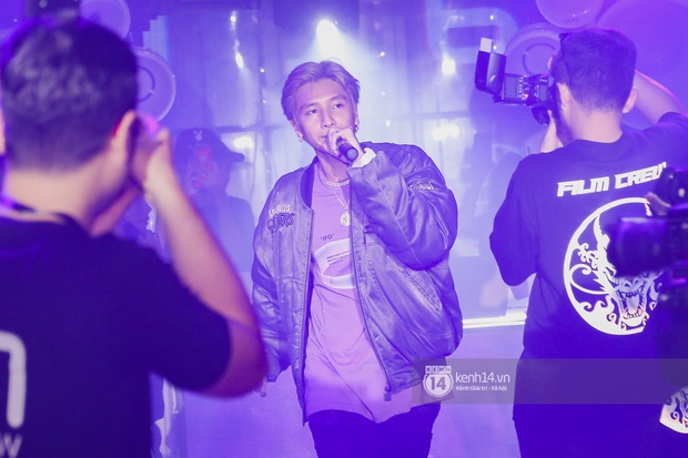 1 ngày sau khi bị loại, Binz rủ rê 16 Typh cùng rap Bigcityboi trên sân khấu, nguyên dàn thí sinh Rap Việt bất ngờ đến chung vui! - Ảnh 6. 1 ngày sau khi bị loại, Binz rủ rê 16 Typh cùng rap Bigcityboi trên sân khấu, nguyên dàn thí sinh Rap Việt bất ngờ đến chung vui! - Ảnh 6.