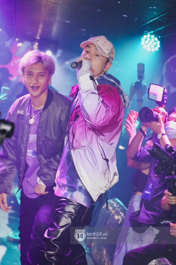 1 ngày sau khi bị loại, Binz rủ rê 16 Typh cùng rap Bigcityboi trên sân khấu, nguyên dàn thí sinh Rap Việt bất ngờ đến chung vui! - Ảnh 18. 1 ngày sau khi bị loại, Binz rủ rê 16 Typh cùng rap Bigcityboi trên sân khấu, nguyên dàn thí sinh Rap Việt bất ngờ đến chung vui! - Ảnh 18.