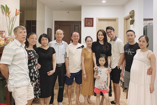 Matt Liu vừa ra mắt nhà gái, Hương Giang đã sắm ngay đôi giày cổ tích gần 100 triệu, Vbiz chuẩn bị có thêm tin mừng? - Ảnh 1. Matt Liu vừa ra mắt nhà gái, Hương Giang đã sắm ngay đôi giày cổ tích gần 100 triệu, Vbiz chuẩn bị có thêm tin mừng? - Ảnh 1.