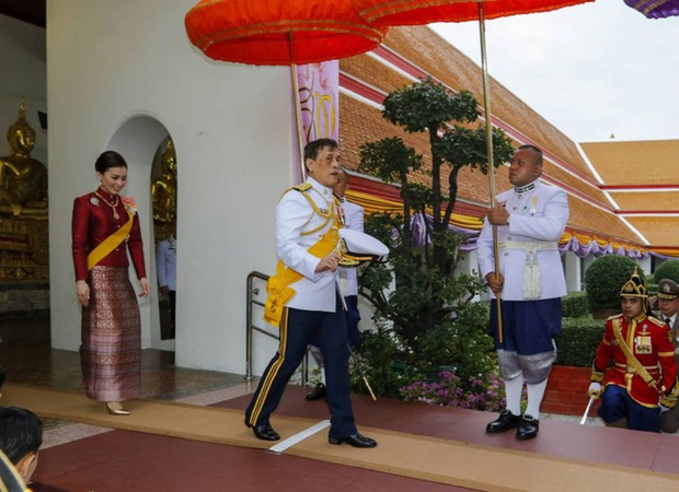 Hoàng quý phi Thái Lan xuất hiện lần đầu tiên sau khi được phục vị, đáng chú ý là biểu hiện của Hoàng hậu Suthida - Ảnh 1. Hoàng quý phi Thái Lan xuất hiện lần đầu tiên sau khi được phục vị, đáng chú ý là biểu hiện của Hoàng hậu Suthida - Ảnh 1.