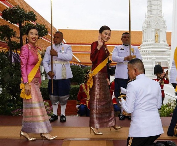 Hoàng quý phi Thái Lan xuất hiện lần đầu tiên sau khi được phục vị, đáng chú ý là biểu hiện của Hoàng hậu Suthida - Ảnh 2. Hoàng quý phi Thái Lan xuất hiện lần đầu tiên sau khi được phục vị, đáng chú ý là biểu hiện của Hoàng hậu Suthida - Ảnh 2.