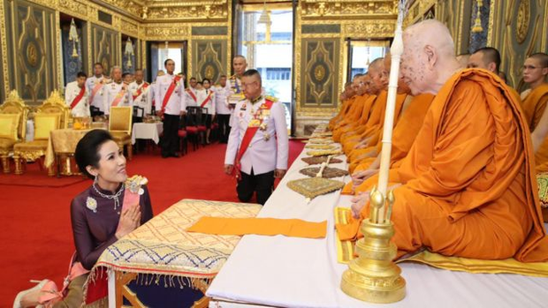 Hoàng quý phi Thái Lan xuất hiện lần đầu tiên sau khi được phục vị, đáng chú ý là biểu hiện của Hoàng hậu Suthida - Ảnh 4. Hoàng quý phi Thái Lan xuất hiện lần đầu tiên sau khi được phục vị, đáng chú ý là biểu hiện của Hoàng hậu Suthida - Ảnh 4.