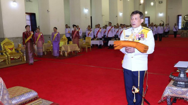 Hoàng quý phi Thái Lan xuất hiện lần đầu tiên sau khi được phục vị, đáng chú ý là biểu hiện của Hoàng hậu Suthida - Ảnh 7. Hoàng quý phi Thái Lan xuất hiện lần đầu tiên sau khi được phục vị, đáng chú ý là biểu hiện của Hoàng hậu Suthida - Ảnh 7.