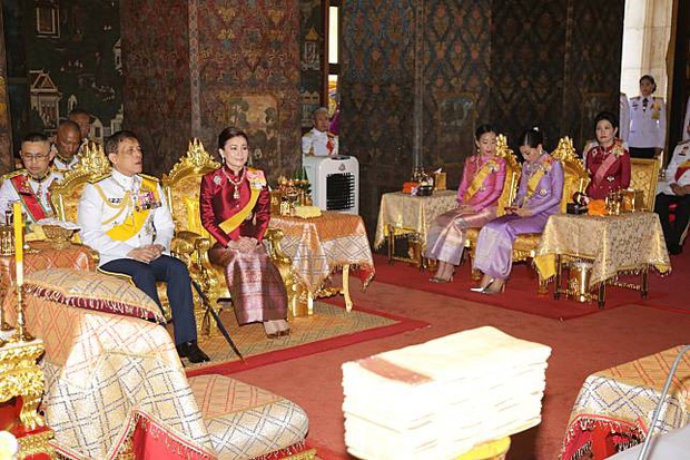 Hoàng quý phi Thái Lan xuất hiện lần đầu tiên sau khi được phục vị, đáng chú ý là biểu hiện của Hoàng hậu Suthida - Ảnh 8. Hoàng quý phi Thái Lan xuất hiện lần đầu tiên sau khi được phục vị, đáng chú ý là biểu hiện của Hoàng hậu Suthida - Ảnh 8.