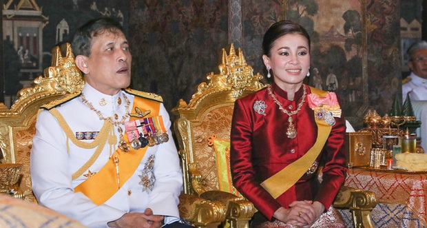 Hoàng quý phi Thái Lan xuất hiện lần đầu tiên sau khi được phục vị, đáng chú ý là biểu hiện của Hoàng hậu Suthida - Ảnh 10. Hoàng quý phi Thái Lan xuất hiện lần đầu tiên sau khi được phục vị, đáng chú ý là biểu hiện của Hoàng hậu Suthida - Ảnh 10.