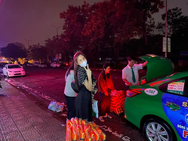 Phỏng vấn nóng Thuỷ Tiên đến Huế cứu trợ miền Trung: Đã kêu gọi được hơn 8 tỷ, bán hết hột xoàn làm từ thiện và chưa kịp báo chồng - Ảnh 2.