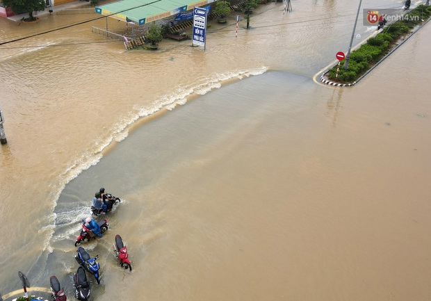 Quốc lộ 1A đi qua bến xe phía Bắc Huế ngập nặng khiến giao thông và sinh hoạt của người dân gặp vô vàn khó khăn - Ảnh 9. Quốc lộ 1A đi qua bến xe phía Bắc Huế ngập nặng khiến giao thông và sinh hoạt của người dân gặp vô vàn khó khăn - Ảnh 9.
