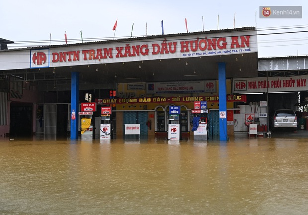 Quốc lộ 1A đi qua bến xe phía Bắc Huế ngập nặng khiến giao thông và sinh hoạt của người dân gặp vô vàn khó khăn - Ảnh 5. Quốc lộ 1A đi qua bến xe phía Bắc Huế ngập nặng khiến giao thông và sinh hoạt của người dân gặp vô vàn khó khăn - Ảnh 5.