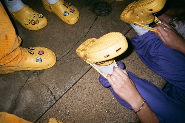 Justin Bieber x Crocs: Màn collab lớn nhất từ trước tới nay của hãng dép đi mưa - Ảnh 4.