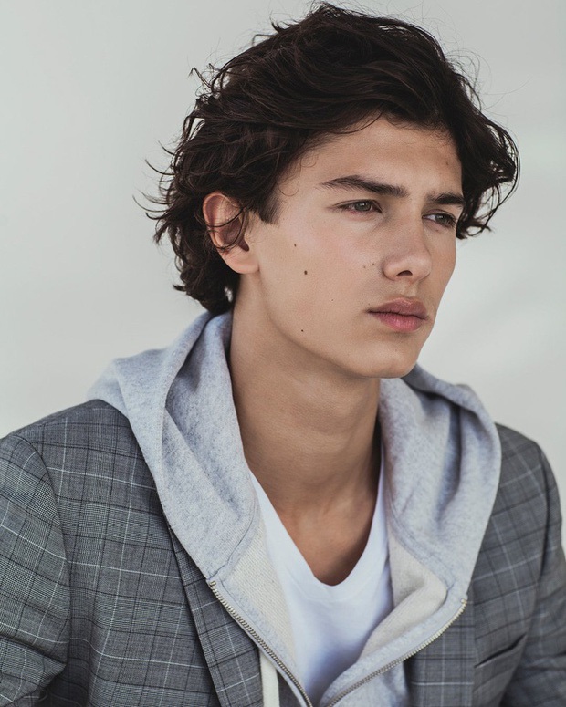 Hoàng tử lai đẹp tựa nam thần của Hoàng gia Đan Mạch khiến hội chị em vỡ mộng khi giới thiệu bạn gái xinh đẹp, xuất thân cũng cực ưu tú - Ảnh 1.