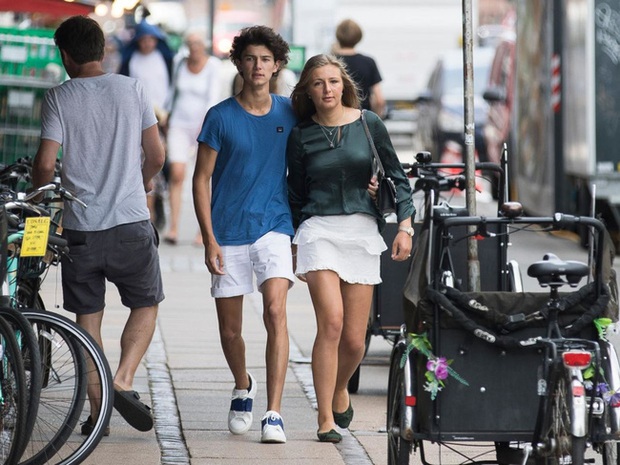 Hoàng tử lai đẹp tựa nam thần của Hoàng gia Đan Mạch khiến hội chị em vỡ mộng khi giới thiệu bạn gái xinh đẹp, xuất thân cũng cực ưu tú - Ảnh 8.