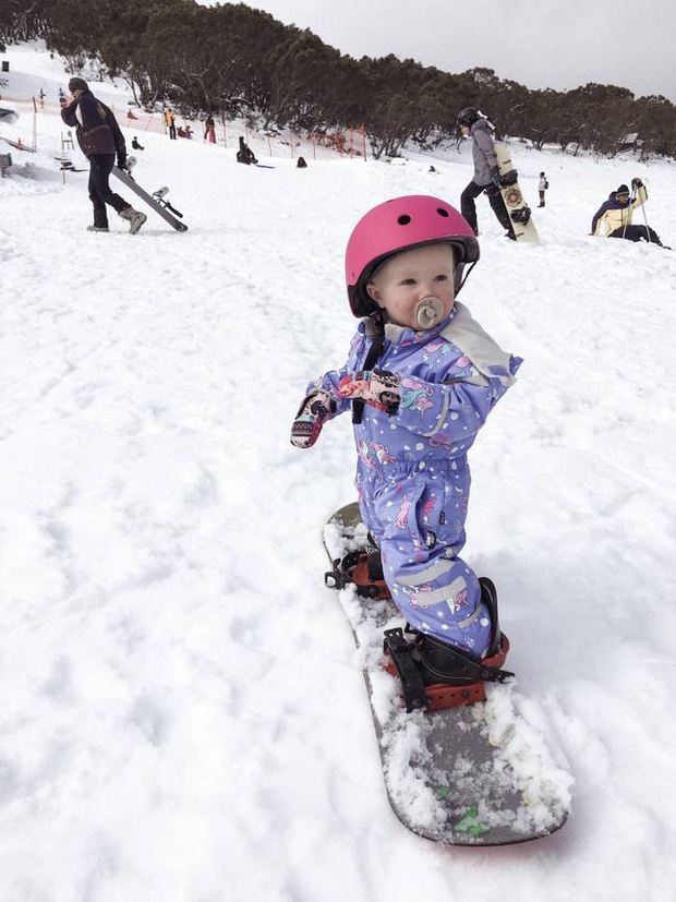 Thiên thần nhỏ gây sốt khi có thể trượt ván, lướt sóng, trượt tuyết ở tuổi lên 2, cứ bước lên ván trượt là tỏa sáng rực rỡ - Ảnh 3.