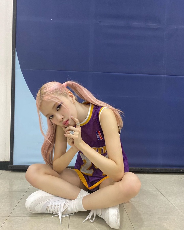 Trùng hợp đến rùng mình: Rosé (BLACKPINK) diện áo tưởng niệm Kobe Bryant lên sân khấu comeback, hôm sau đội bóng rổ vô địch - Ảnh 6.
