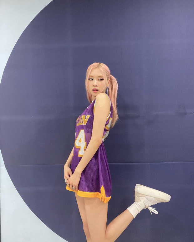 Trùng hợp đến rùng mình: Rosé (BLACKPINK) diện áo tưởng niệm Kobe Bryant lên sân khấu comeback, hôm sau đội bóng rổ vô địch - Ảnh 4.