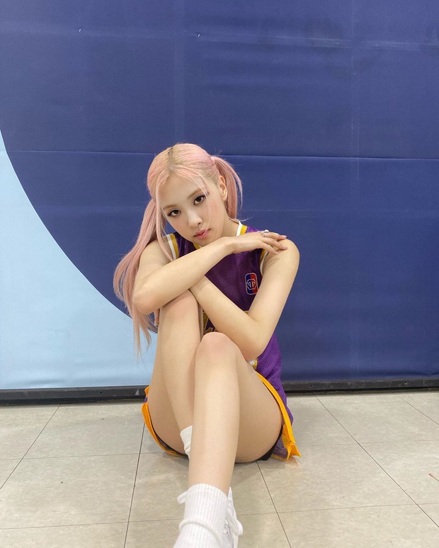 Trùng hợp đến rùng mình: Rosé (BLACKPINK) diện áo tưởng niệm Kobe Bryant lên sân khấu comeback, hôm sau đội bóng rổ vô địch - Ảnh 3.