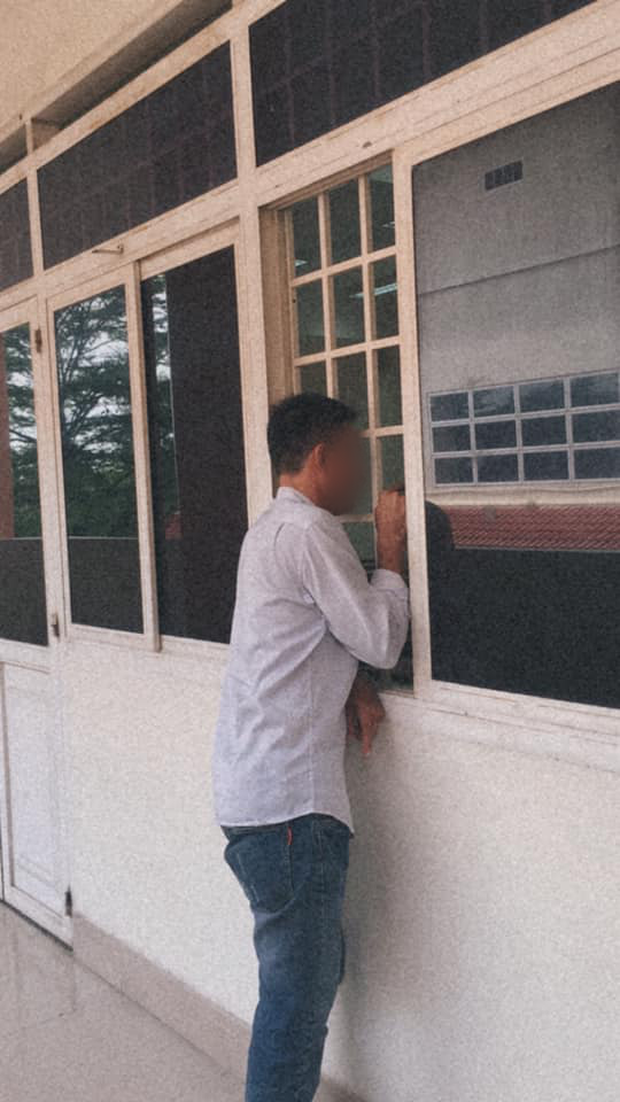 Người cha nép mình ngóng trông con nhập học, tay run run lôi bọc 5-10 nghìn khi con báo thiếu tiền học phí - Ảnh 1.