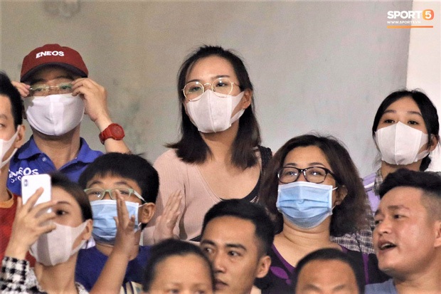 Hình ảnh gây lú: Em gái Công Phượng bị nhận nhầm là Viên Minh khi cùng anh trai đến sân Thống Nhất xem bóng đá - Ảnh 3. Hình ảnh gây lú: Em gái Công Phượng bị nhận nhầm là Viên Minh khi cùng anh trai đến sân Thống Nhất xem bóng đá - Ảnh 3.