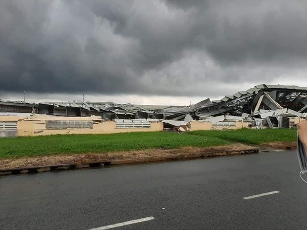 Tien Giang: A terrifying tornado caused the factory to collapse by almost 10,000m2 - Photo 2.