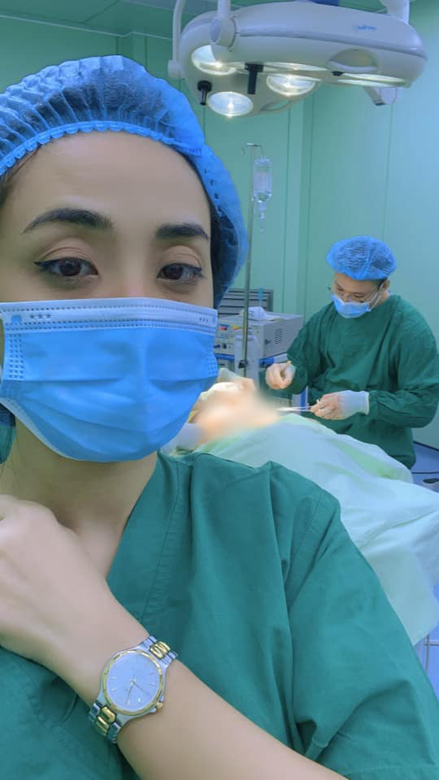 Bạn trai đồng giới phẫu thuật cắt ngực, Miko Lan Trinh túc trực trong phòng mổ động viên suốt 2 tiếng - Ảnh 3. Bạn trai đồng giới phẫu thuật cắt ngực, Miko Lan Trinh túc trực trong phòng mổ động viên suốt 2 tiếng - Ảnh 3.