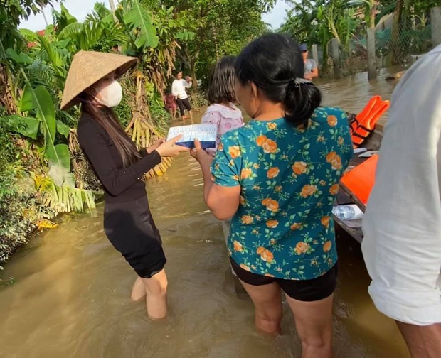 Tin vui nhất sáng nay: Thuỷ Tiên đã kêu gọi được 22 tỷ đồng sau 2 ngày, cảnh thân gầy lội nước cứu trợ bà con miền Trung gây xúc động! - Ảnh 5.