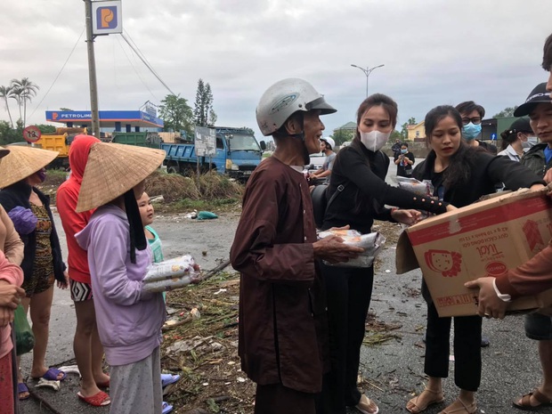 Ngay lúc này tại Huế: Thuỷ Tiên livestream phát nhu yếu phẩm, bà con vùng lũ mừng rơi nước mắt, khoản cứu trợ đã chạm mốc 10 tỷ - Ảnh 2.