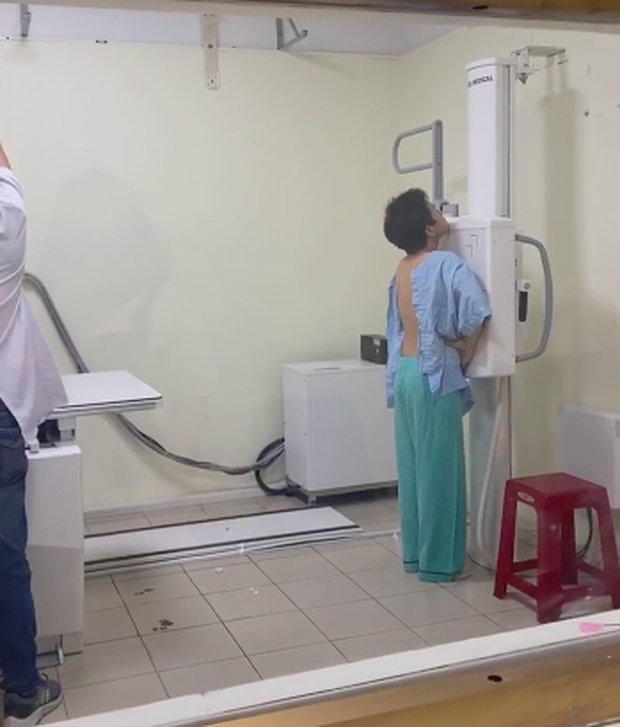 Bạn trai đồng giới phẫu thuật cắt ngực, Miko Lan Trinh túc trực trong phòng mổ động viên suốt 2 tiếng - Ảnh 2. Bạn trai đồng giới phẫu thuật cắt ngực, Miko Lan Trinh túc trực trong phòng mổ động viên suốt 2 tiếng - Ảnh 2.