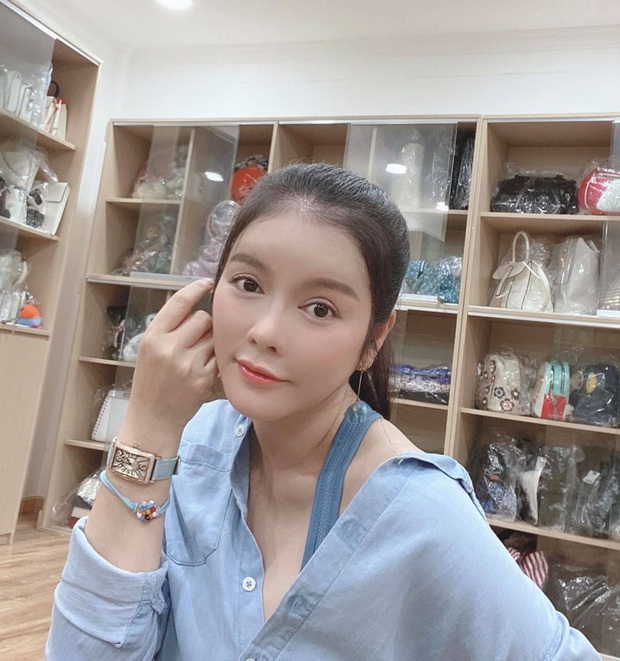 Châm ngôn bá đạo chứng minh độ giàu của nữ hoàng hàng hiệu Lý Nhã Kỳ: Tôi bị mù màu, đồ hiệu phải mua đủ 15 màu một kiểu - Ảnh 2. Châm ngôn bá đạo chứng minh độ giàu của nữ hoàng hàng hiệu Lý Nhã Kỳ: Tôi bị mù màu, đồ hiệu phải mua đủ 15 màu một kiểu - Ảnh 2.