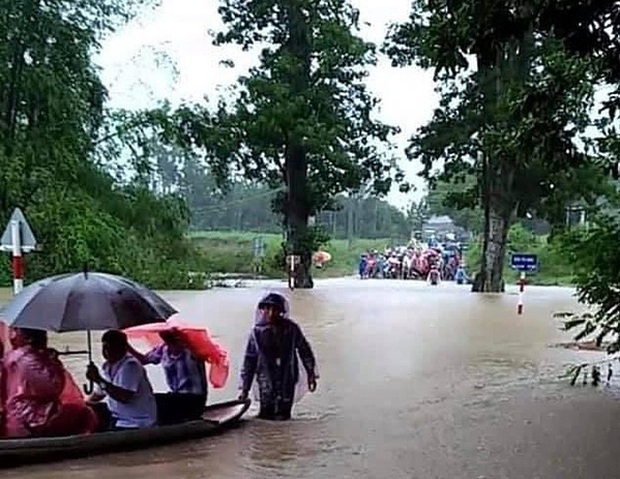 Đám cưới mùa mưa lũ của vợ chồng diễn viên Thảo Trang tại Quảng Ngãi: Khách mời đi đò, xe tải, xắn cao ống quần đến dự - Ảnh 2.