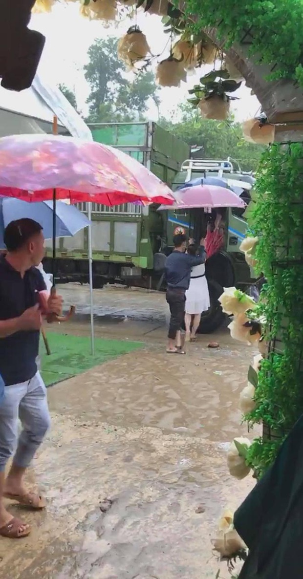 Đám cưới mùa mưa lũ của vợ chồng diễn viên Thảo Trang tại Quảng Ngãi: Khách mời đi đò, xe tải, xắn cao ống quần đến dự - Ảnh 3.