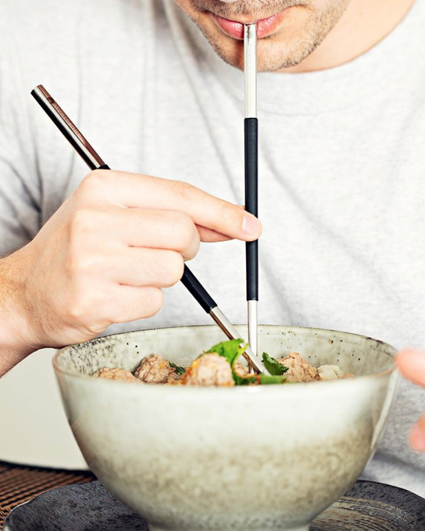 Dân mạng thế giới kêu gào phản đối phát minh đũa tích hợp ống hút: muốn bỏng thì hãy dùng cái này - Ảnh 1.