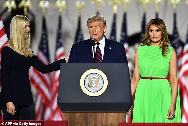 Những pha “quay xe cực gắt” của Đệ Nhất Phu Nhân Mỹ Melania Trump từng gây bão truyền thông thế giới khiến ai nhìn cũng đứng hình vài giây - Ảnh 6.