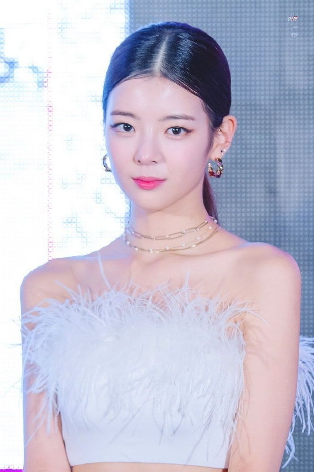 Bóc gia thế 4 nữ idol... thở cũng có mùi rich kid: Mẹ Jennie là cổ đông tập đoàn khủng, idol nhà Cube họ hàng với hoàng gia - Ảnh 12.