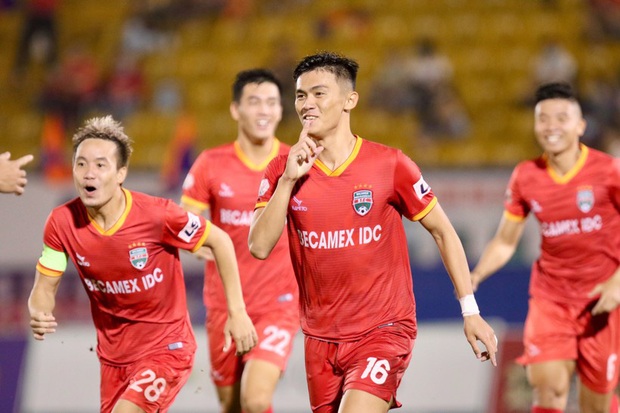 Đội dẫn đầu V.League chết điếng vì thủ môn sai lầm ngớ ngẩn, khung thành đối phương như bị ma ám - Ảnh 2.