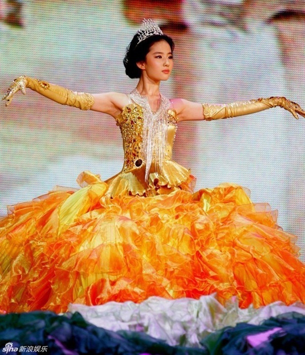 7 nữ thần Kim Ưng hot nhất lịch sử Cbiz: Lưu Diệc Phi thành huyền thoại, Nhiệt Ba gây tranh cãi, còn thảm họa gọi tên Đường Yên - Ảnh 5. 7 nữ thần Kim Ưng hot nhất lịch sử Cbiz: Lưu Diệc Phi thành huyền thoại, Nhiệt Ba gây tranh cãi, còn thảm họa gọi tên Đường Yên - Ảnh 5.