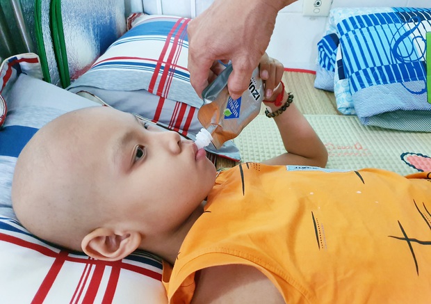 Lời khẩn cầu của bé trai 8 tuổi bị ung thư hạch ác tính: Con sợ chết lắm, con không muốn xa bố mẹ đâu - Ảnh 8.