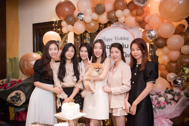 Thêm hội chị em “gen trội” của Vbiz: Đỗ Mỹ Linh rạng rỡ đón sinh nhật, dân tình dán mắt vào dàn mỹ nhân bên cạnh - Ảnh 3. Thêm hội chị em “gen trội” của Vbiz: Đỗ Mỹ Linh rạng rỡ đón sinh nhật, dân tình dán mắt vào dàn mỹ nhân bên cạnh - Ảnh 3.
