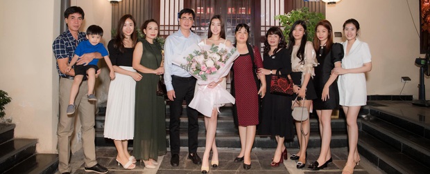 Thêm hội chị em “gen trội” của Vbiz: Đỗ Mỹ Linh rạng rỡ đón sinh nhật, dân tình dán mắt vào dàn mỹ nhân bên cạnh - Ảnh 6. Thêm hội chị em “gen trội” của Vbiz: Đỗ Mỹ Linh rạng rỡ đón sinh nhật, dân tình dán mắt vào dàn mỹ nhân bên cạnh - Ảnh 6.