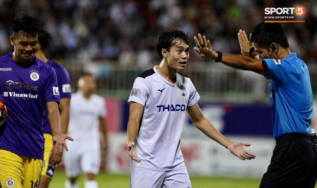 Văn Toàn phản ứng cực gắt khi cầu thủ HAGL phải nhận thẻ vàng dù ngã trong vòng cấm ở đại chiến với Hà Nội FC - Ảnh 4.