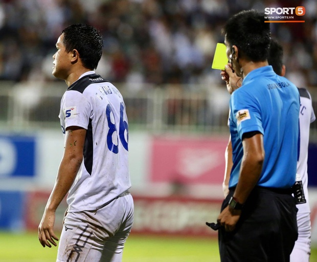 Văn Toàn phản ứng cực gắt khi cầu thủ HAGL phải nhận thẻ vàng dù ngã trong vòng cấm ở đại chiến với Hà Nội FC - Ảnh 3.