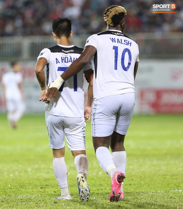 Văn Toàn phản ứng cực gắt khi cầu thủ HAGL phải nhận thẻ vàng dù ngã trong vòng cấm ở đại chiến với Hà Nội FC - Ảnh 7.